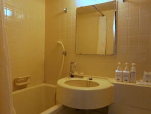 Ensemble douche/baignoire, sèche-cheveux, chaussons