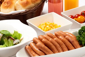 Petit déjeuner complet servi tous les jours en supplément