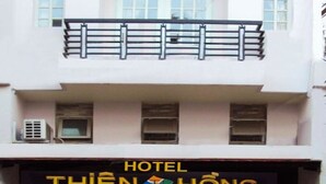 A hotel with a sign reading "HOTEL THIEN HONG". - Lamenda Saigon Hotel (Ho Chi Minh City)