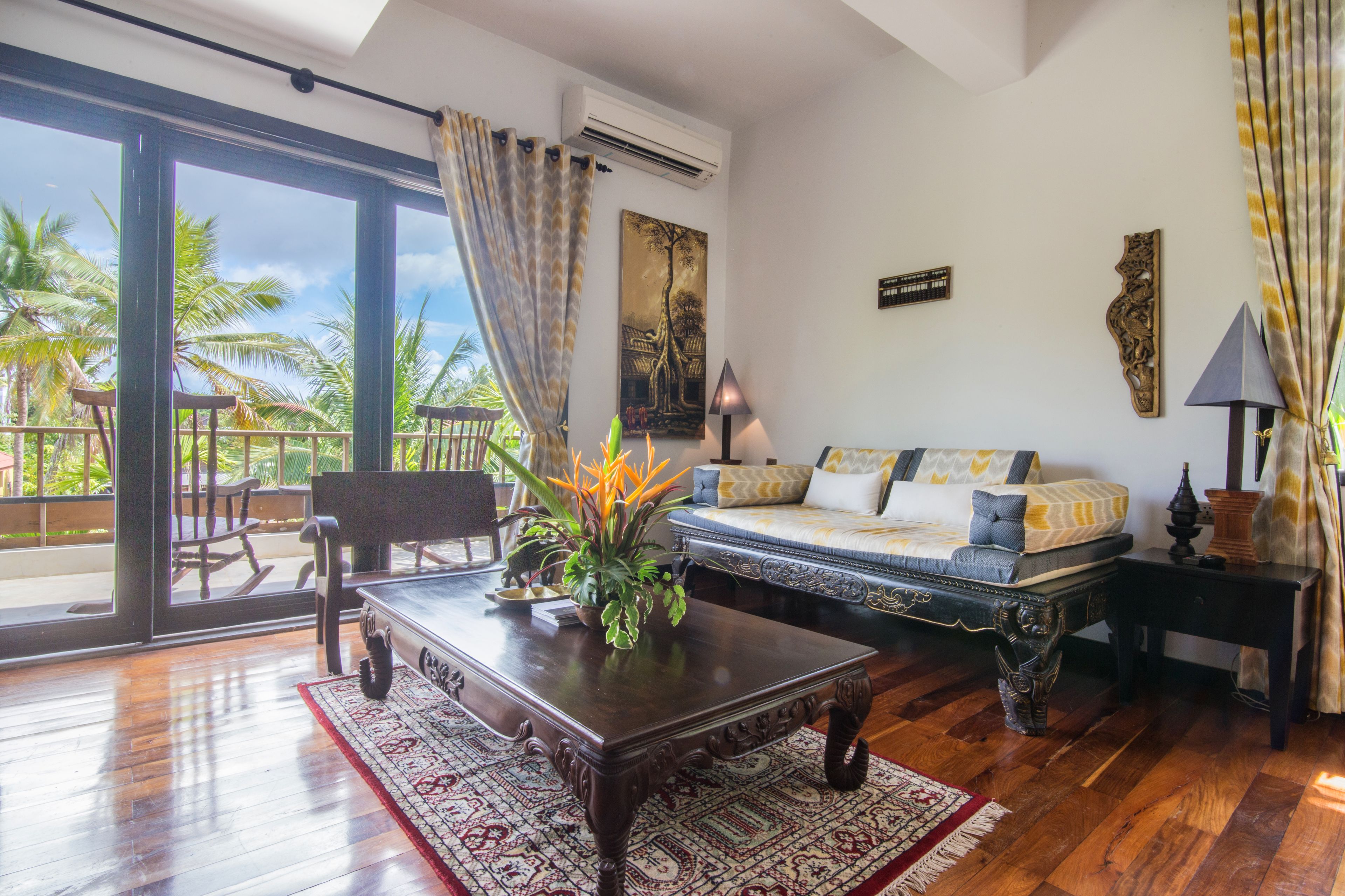 Familie suite, 2 slaapkamers (Royal, Daily Afternoon Tea) | Woonruimte | Een 42-inch ledtelevisie met kabelzenders en een televisie