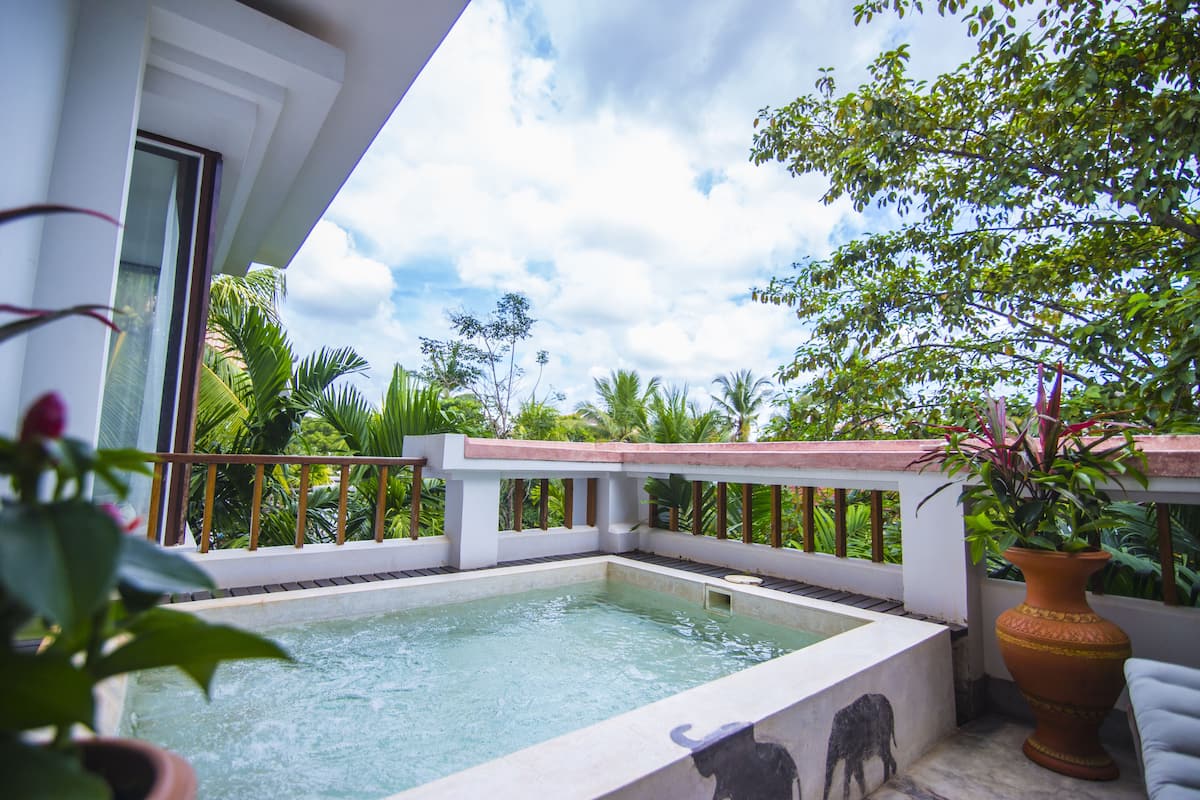 Colonial Suite with Outdoor Hot Tub - Daily Afternoon Tea + Daily Massage | Garden view