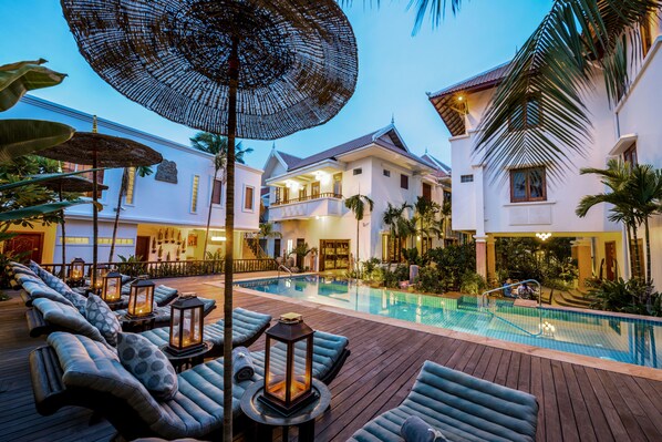 Outdoor pool, pool umbrellas, sun loungers - Mane Boutique Hotel & Spa (Siem Reap)