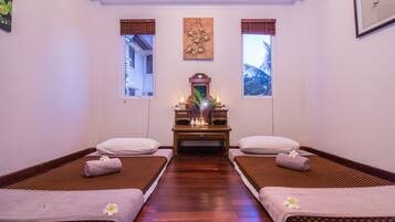 Couples treatment room(s), hot tub, steam room