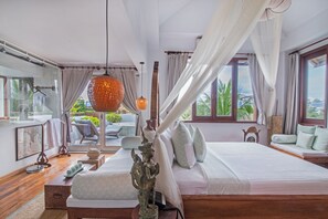 Honeymoon Suite with Outdoor Bathtub - Daily Afternoon Tea + Daily Massage