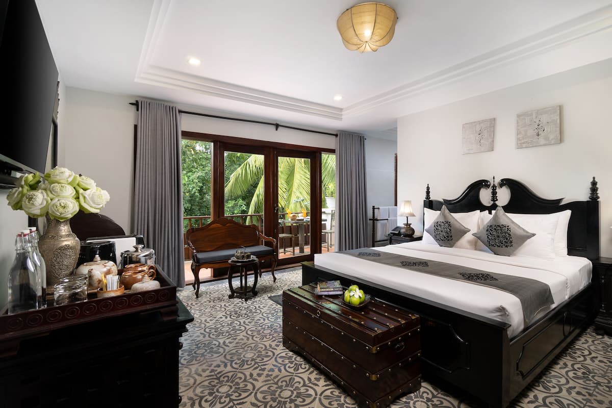 Phòng Suite Royal, bồn tắm (Daily Afternoon Tea) | Minibar, két bảo mật tại phòng, bàn, màn/rèm cản sáng 