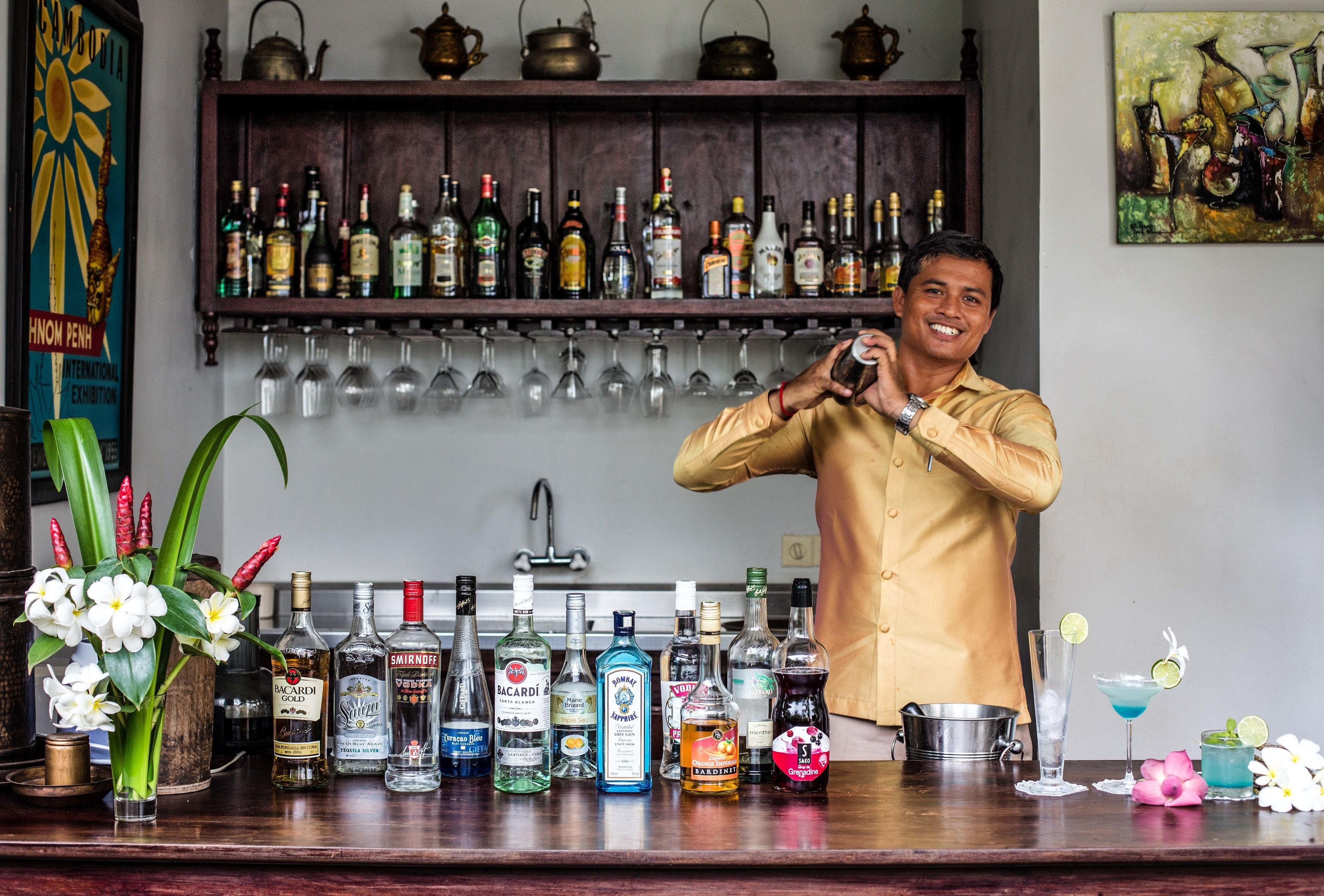 poolside views, serves breakfast, lunch and dinner