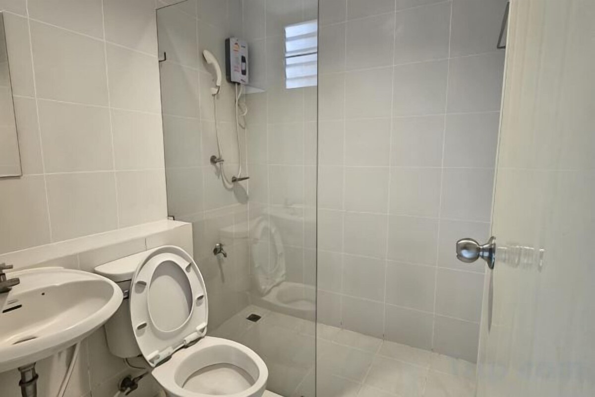 Bathroom | Shower, free toiletries, towels
