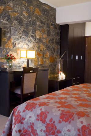 Minibar, in-room safe, soundproofing, iron/ironing board - Domotel Neve Mountain Resort & Spa (Edessa)