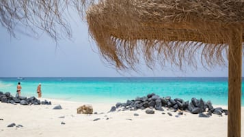 Una spiaggia nelle vicinanze, sabbia bianca