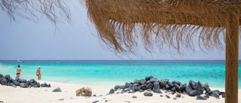 Una spiaggia nelle vicinanze, sabbia bianca