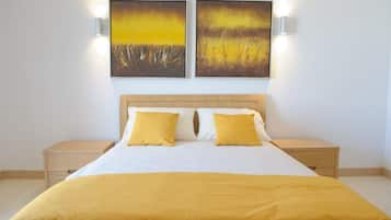 Safe på rommet, skrivebord, lydisolert og strykejern/-brett