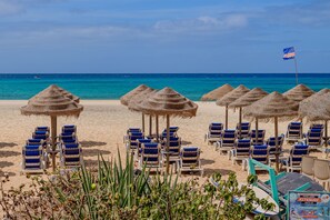 Una playa cerca, arena blanca, traslado desde/hacia la playa gratis