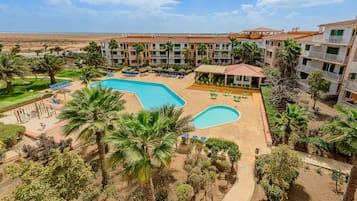 2 piscines extérieures, parasols de plage, chaises longues