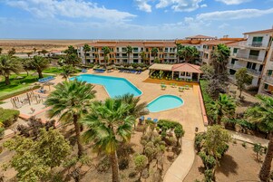 2 piscinas al aire libre, sombrillas, tumbonas