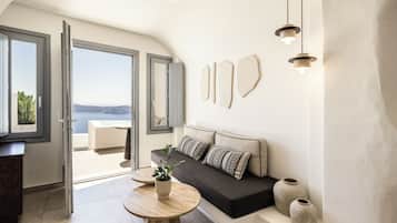 Suite with Outdoor Hot Tub | Área de sala de estar | Televisión