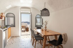 Villa de lujo, 2 habitaciones, bañera de hidromasaje, vistas al mar | Zona de estar | Una televisión