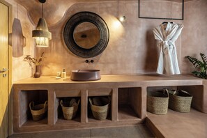 Suite with Outdoor Hot Tub | Bathroom | Shower, rainfall showerhead, eco-friendly toiletries, hair dryer - Villa Lukas (Santorini)