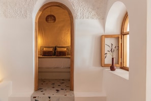 Two Bedroom Villa with Outdoor Heated Plunge Pool | Minibar, in-room safe, desk, soundproofing - LUKAS Aethereal Living (Santorini)