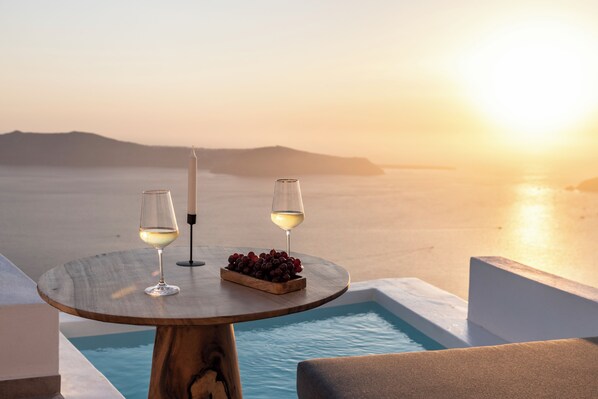 Honeymoon Suite with Outdoor Hot Tub | Beach/ocean view - Villa Lukas (Santorini)