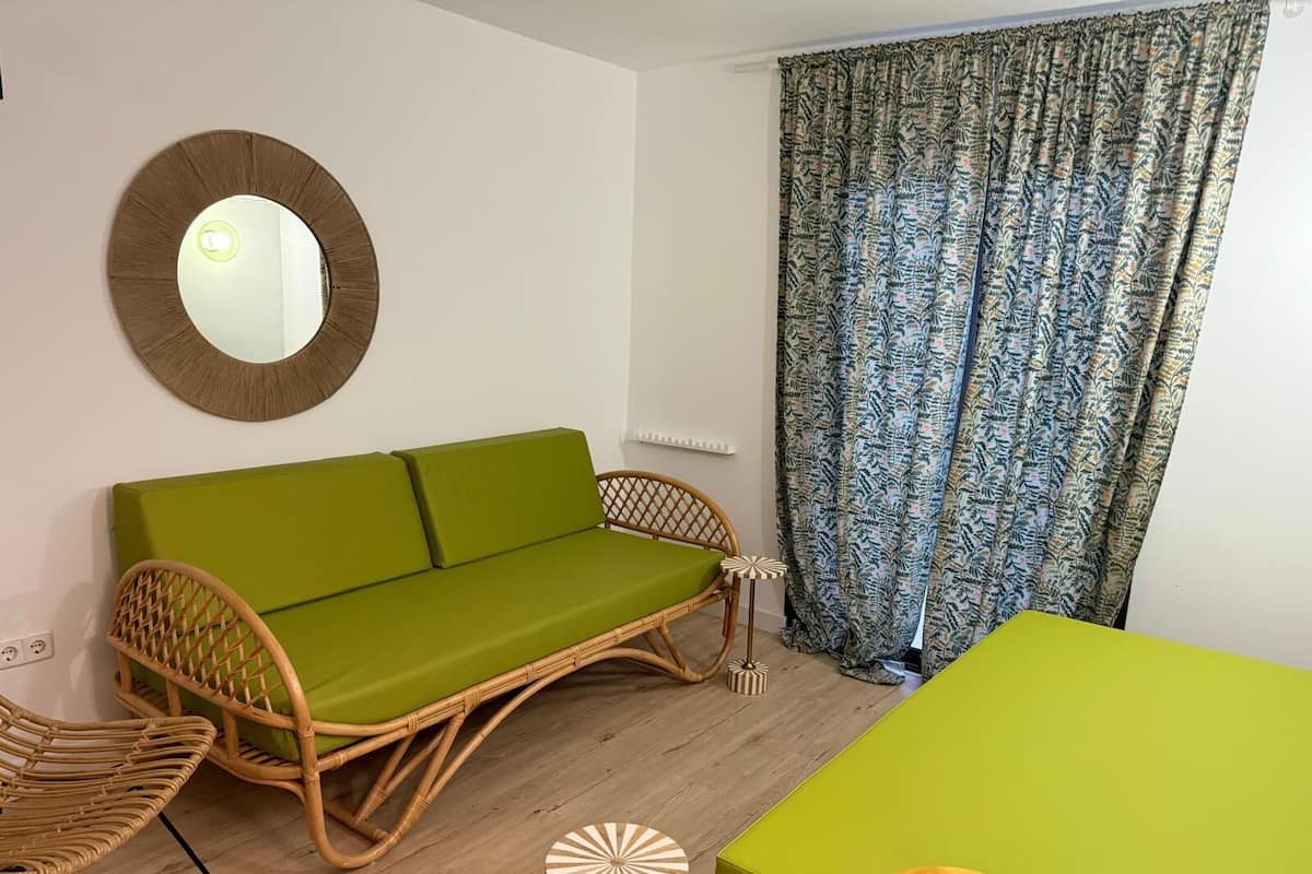 스탠다드 아파트, 침실 1개, 발코니 | 거실 공간 | 디지털 채널 시청이 가능한 50인치 LED TV