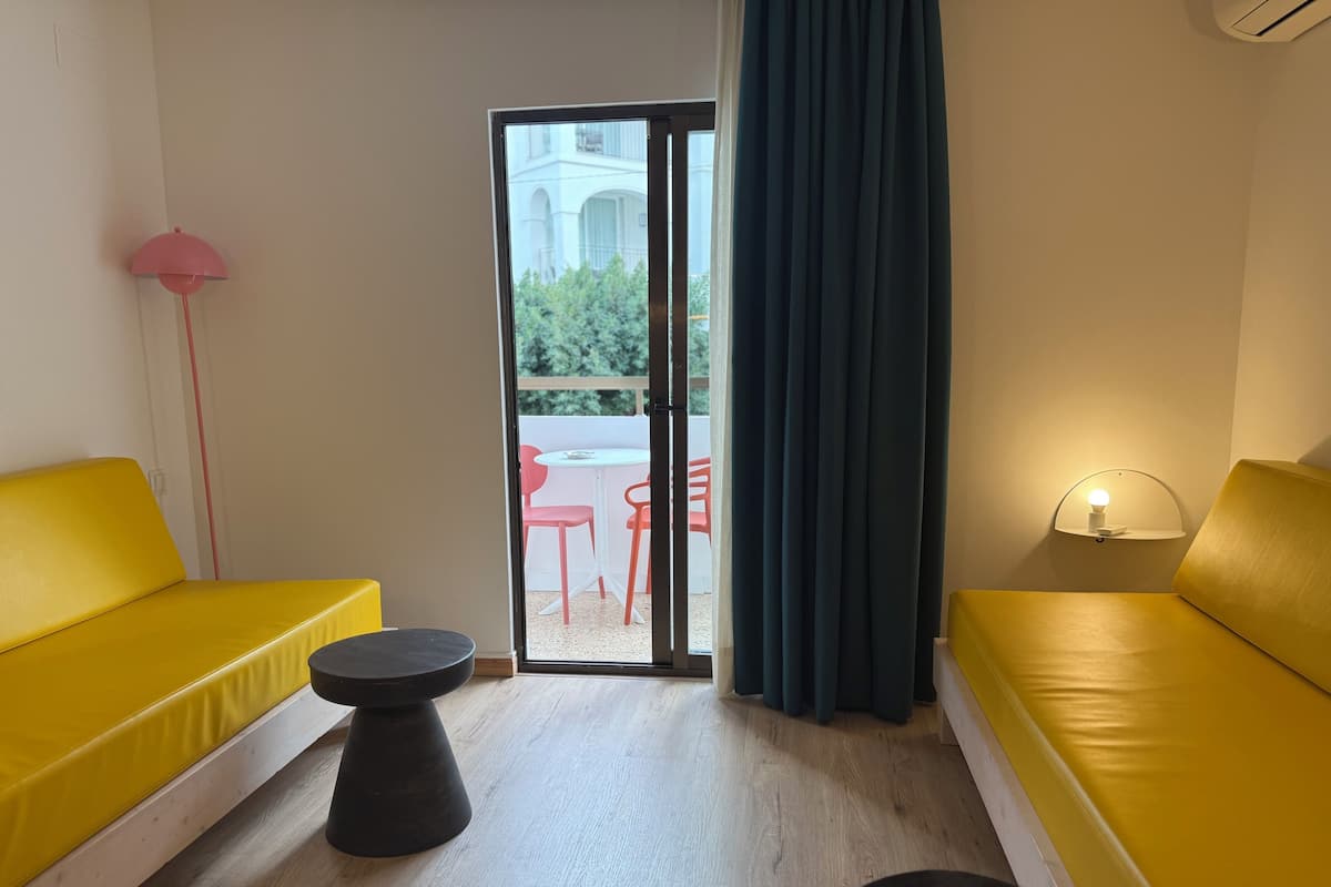 Appartement Supérieur, 1 chambre, balcon | Coin séjour | Télévision LED de 50 pouces avec chaßnes numériques