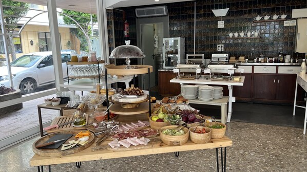 Petit déjeuner buffet (12 EUR par personne)