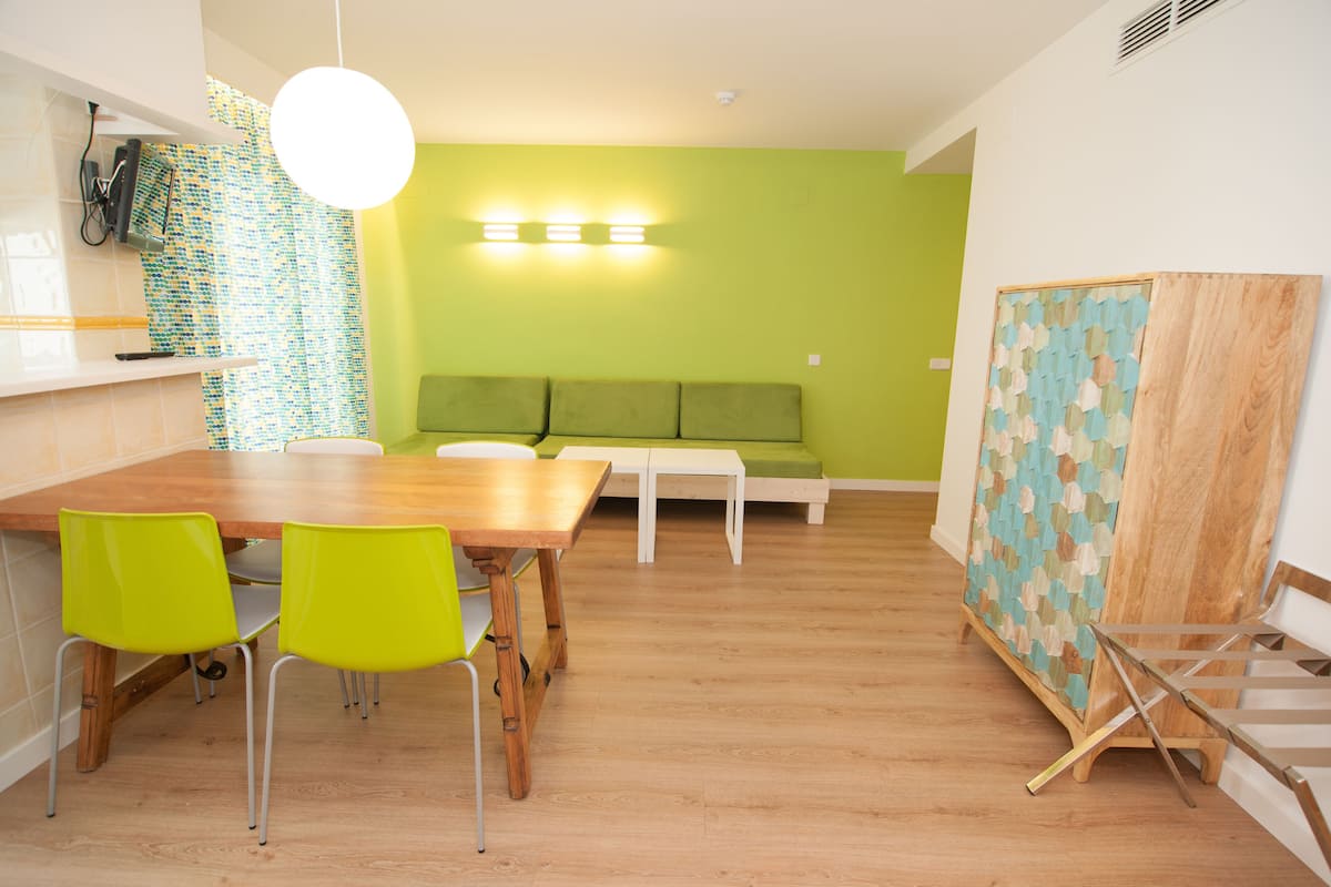 Departamento, 2 habitaciones, balcón | 1 habitación, ropa de cama de alta calidad y edredón