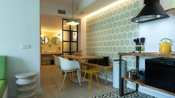 Apartamento premium, 2 quartos, 2 banheiros | Cozinha privada | Geladeira grande, micro-ondas, cooktop, torradeira