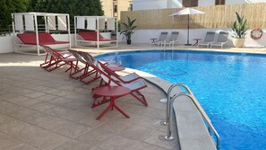 Piscine extérieure (ouverte en saison), parasols de plage