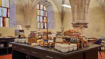 Desayuno buffet todos los días (EUR 18 por persona)