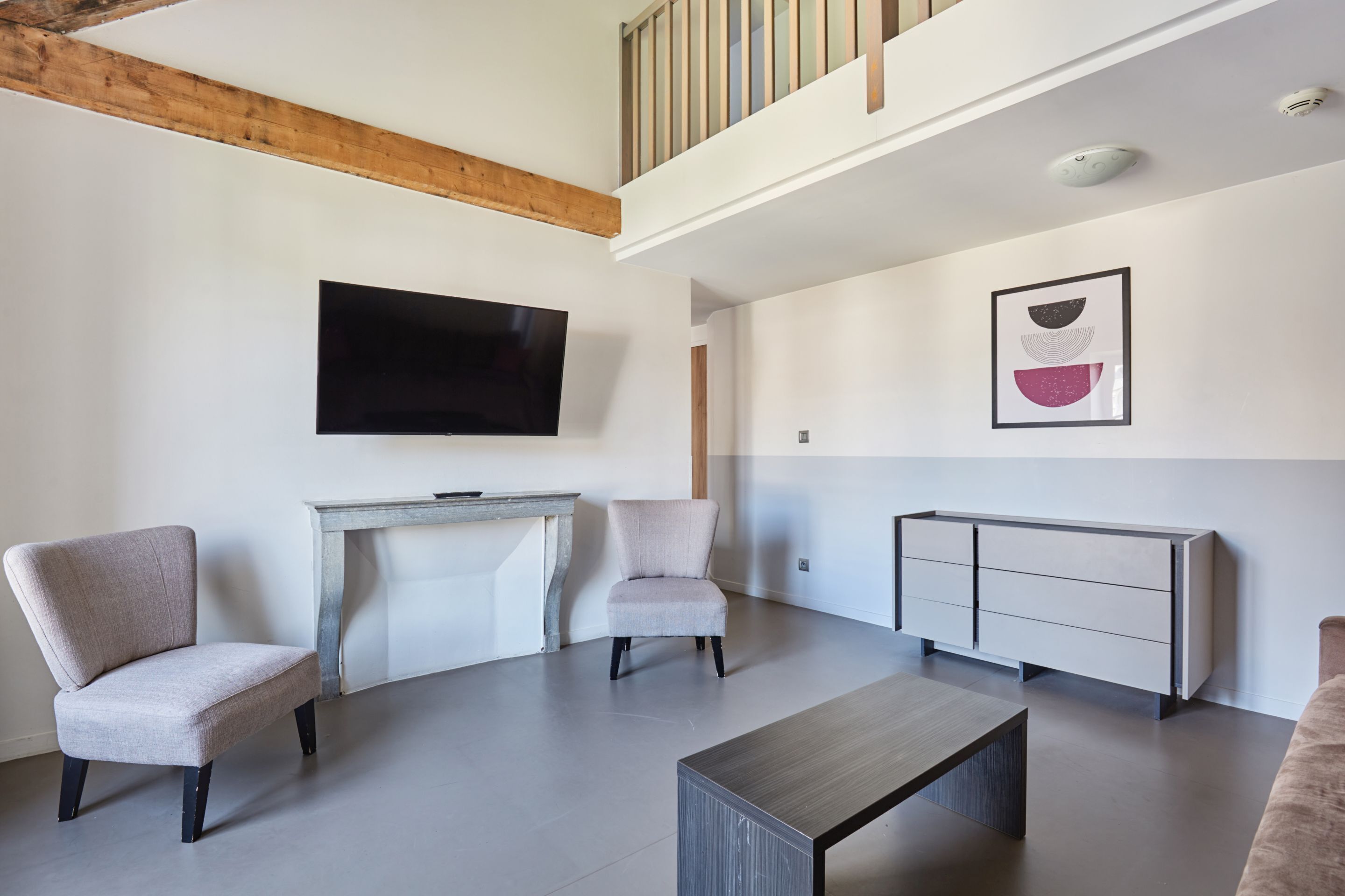Een moderne woonkamer met een hoge plafond, een open haard, een flatscreen televisie en een minimalistische indeling.