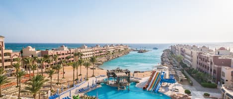 Piscine extérieure, parasols de plage