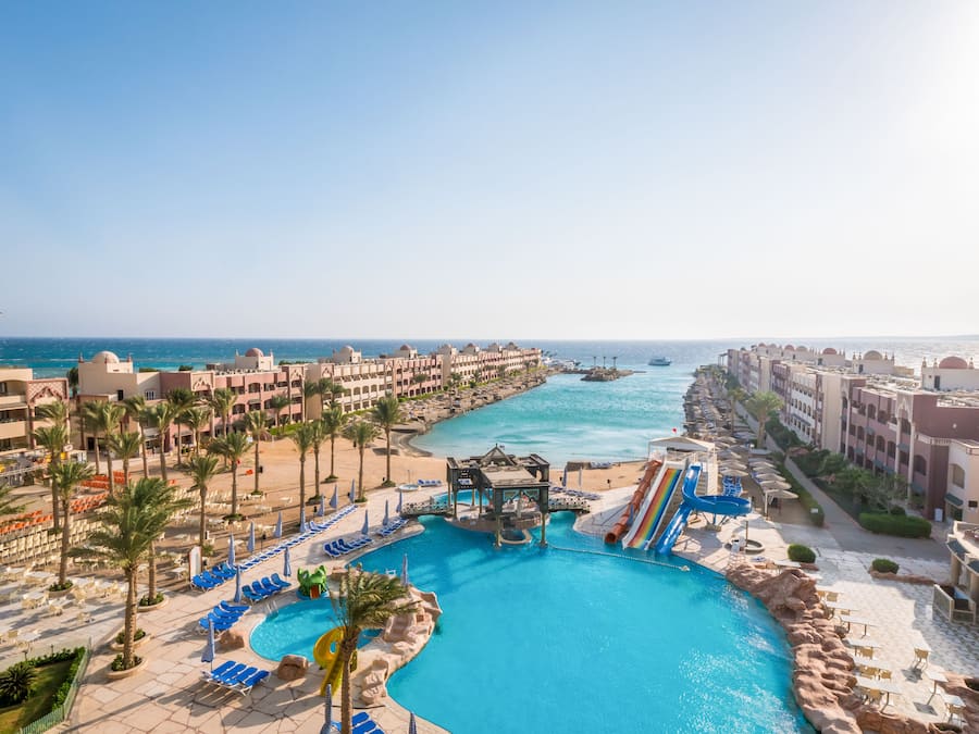 Una piscina al aire libre, sombrillas