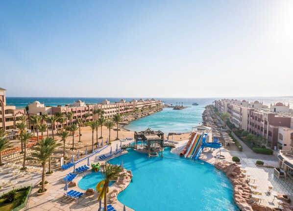 Outdoor pool, pool umbrellas -  Sunny Days El Palacio Resort & Spa (Hurghada)