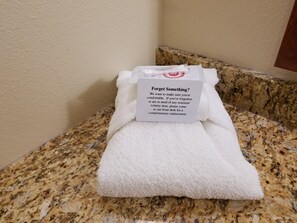 Articles de toilette gratuits, sèche-cheveux, serviettes fournies