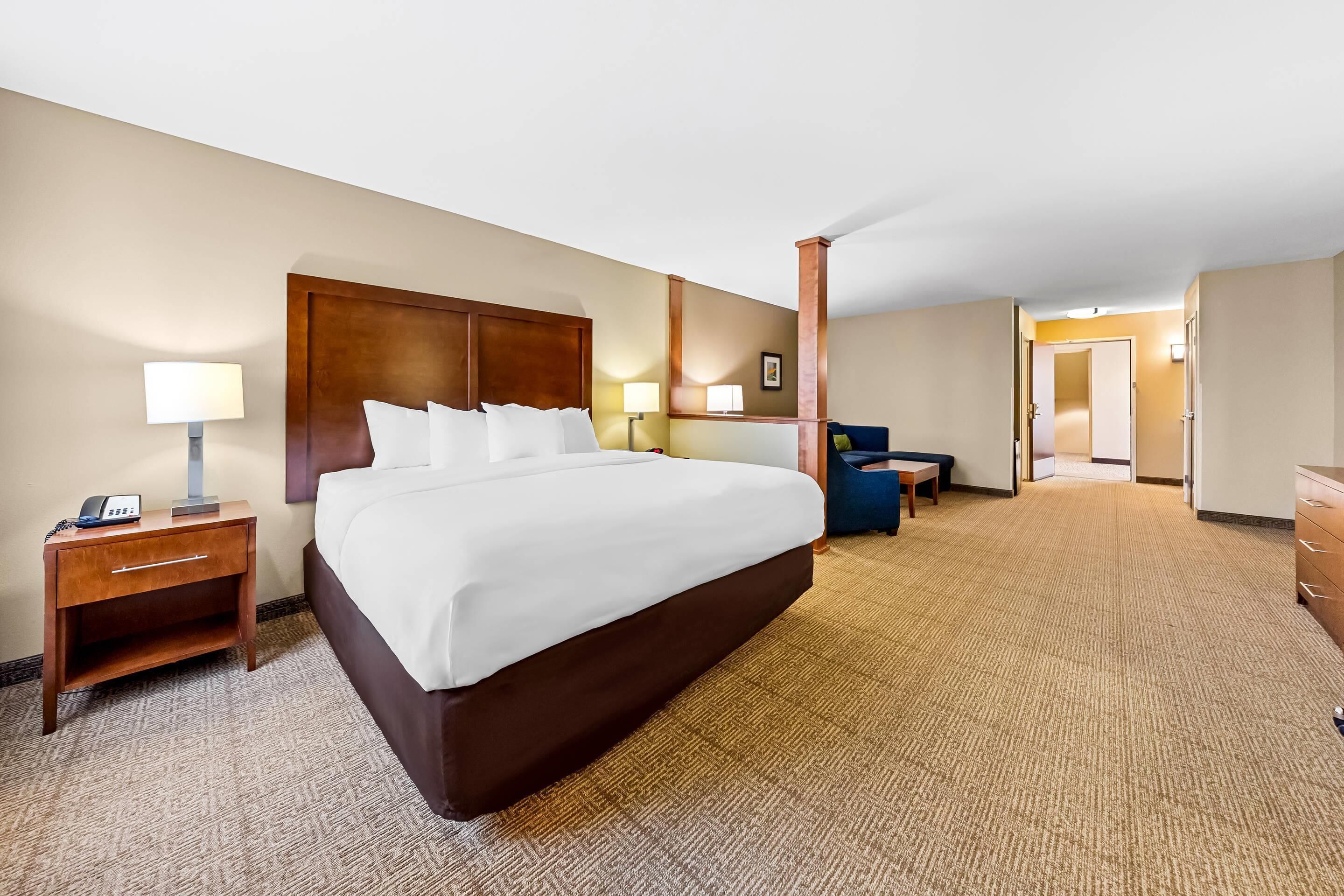 Luxe beddengoed, pillowtop-bedden, een bureau, verduisterende gordijnen