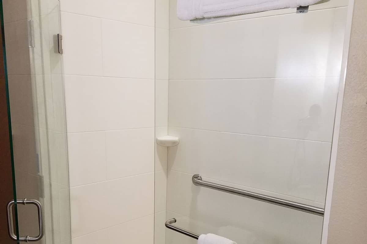 Badezimmer | Kostenlose Toilettenartikel, Haartrockner, Handtücher