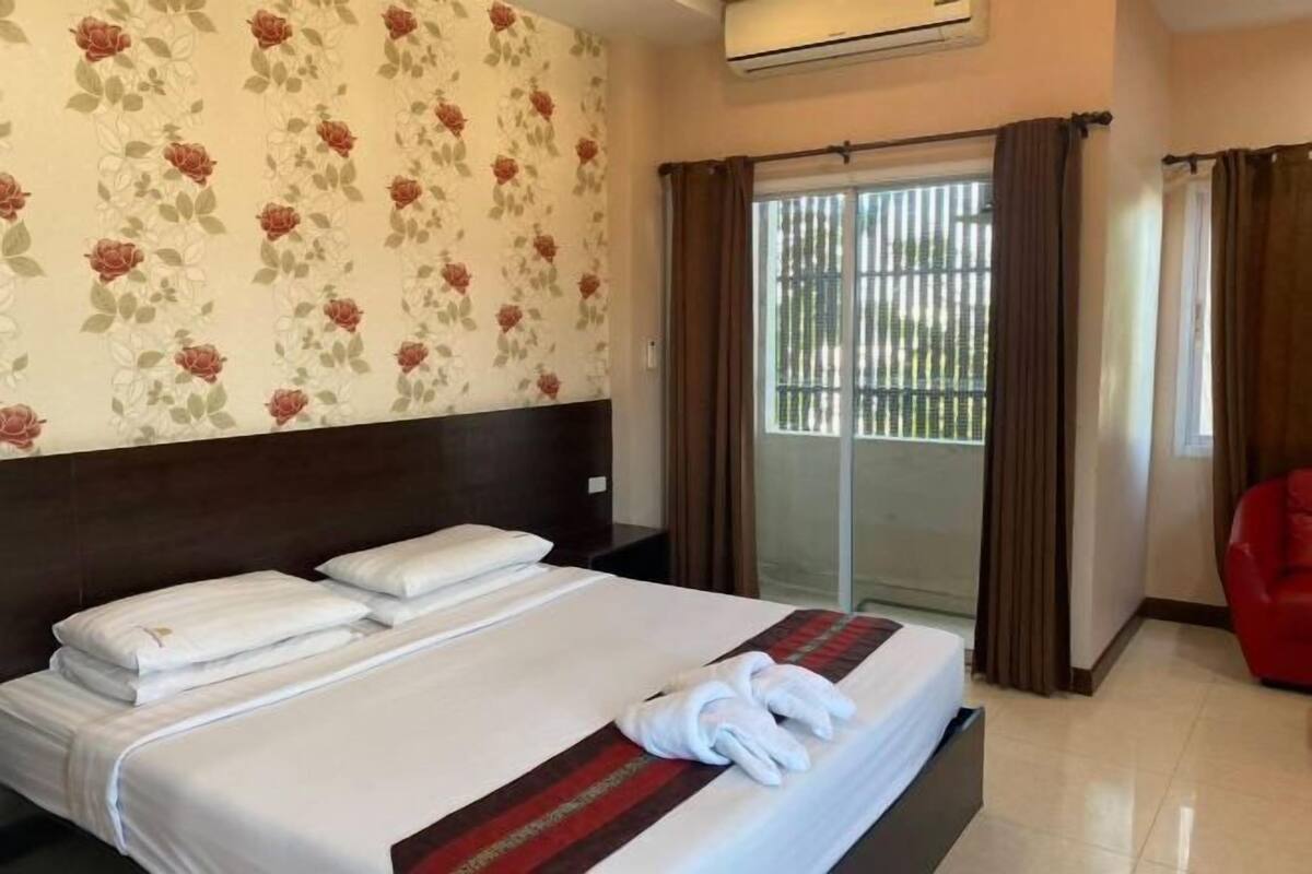 Cortinas opacas, sistema de insonorización, camas supletorias