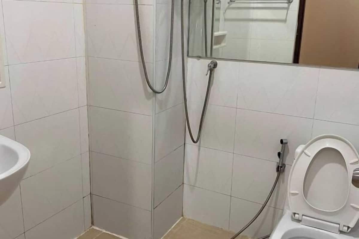 Salle de bain | Douche, sèche-cheveux, serviettes fournies