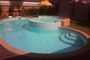 Una piscina al aire libre