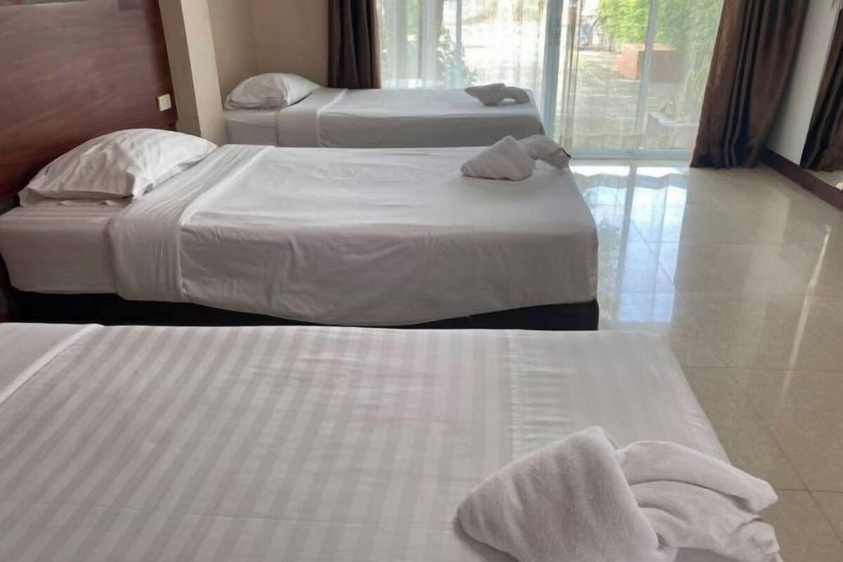 Cortinas opacas, sistema de insonorización, camas supletorias