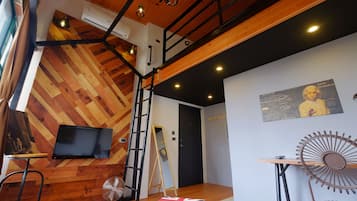 Ropa de cama de alta calidad, escritorio y cortinas blackout