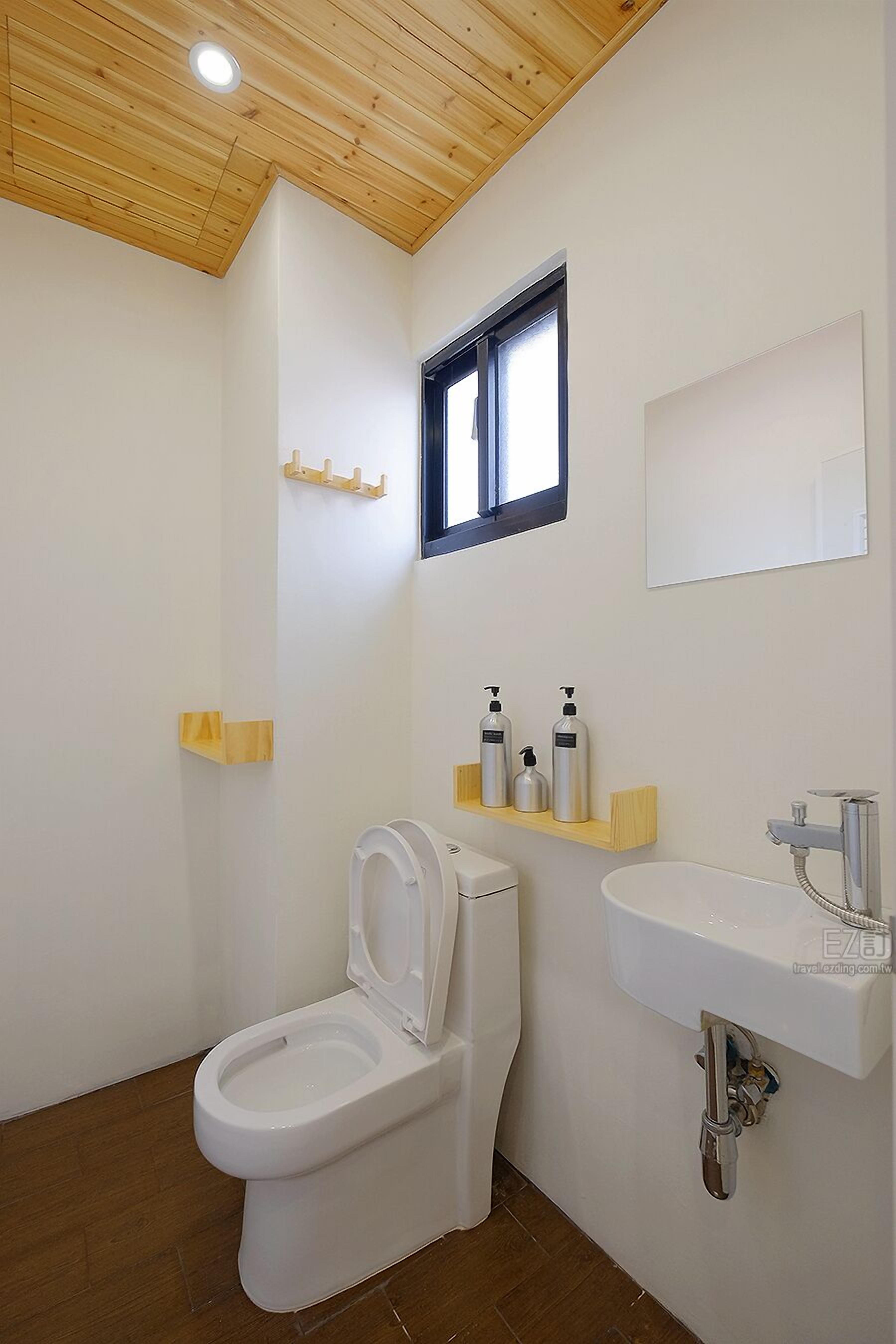 standard double room, 1 double bed, ensuite (private bathroom) | bathroom | shower, rainfall showerhead, free toiletries, hair dryer