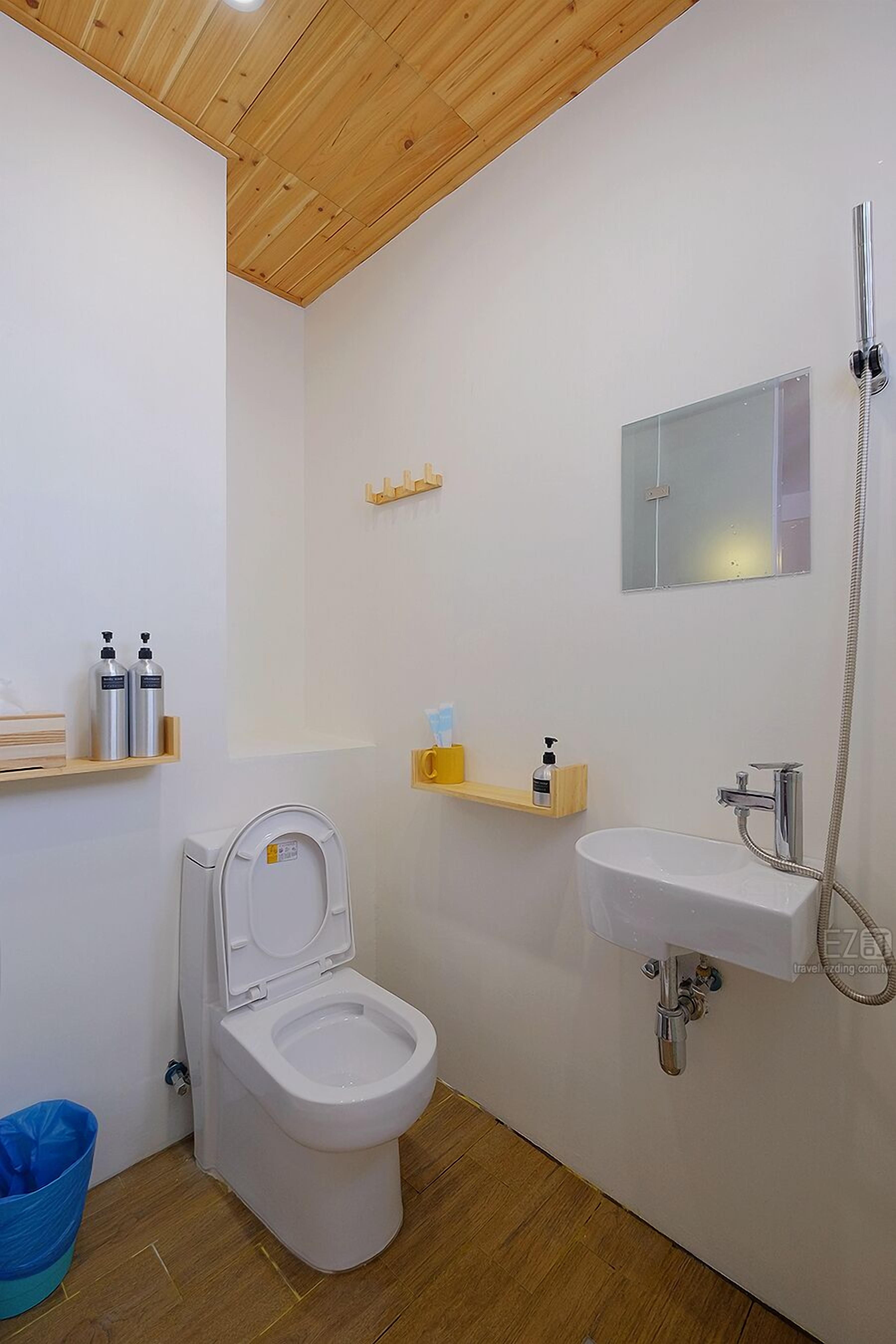 standard double room, 1 double bed, ensuite (private bathroom) | bathroom | shower, rainfall showerhead, free toiletries, hair dryer