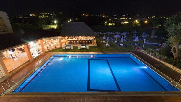 Outdoor pool, pool umbrellas, sun loungers - Evelin Hotel (Rethymno)
