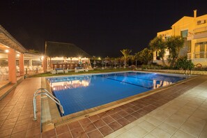Outdoor pool, pool umbrellas, sun loungers - Evelin Hotel (Rethymno)