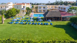 Outdoor pool, pool umbrellas, sun loungers - Evelin Hotel (Rethymno)