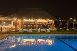 Outdoor pool, pool umbrellas, sun loungers - Evelin Hotel (Rethymno)