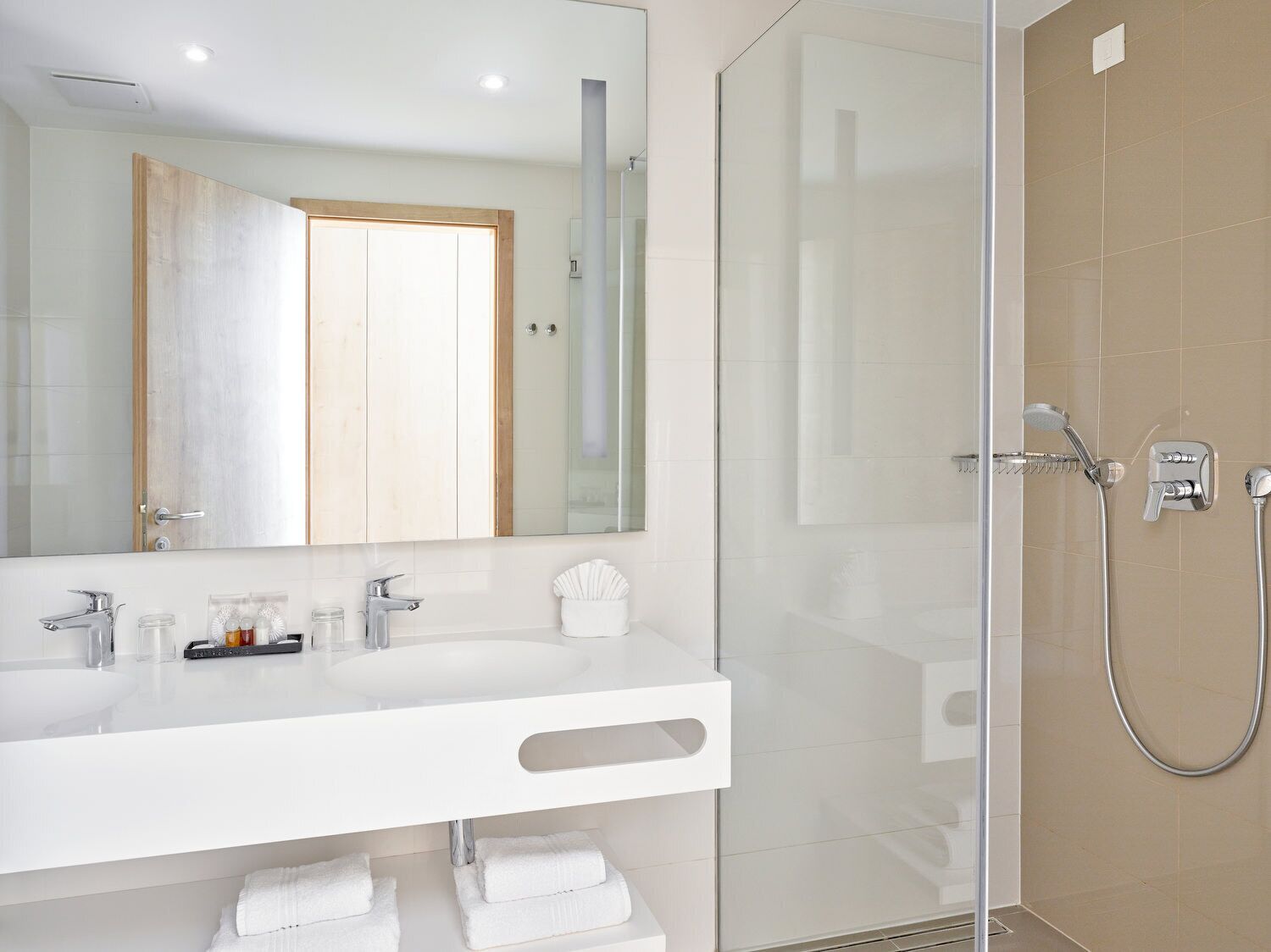 Designer-Toilettenartikel, Haartrockner, Bademäntel, Hausschuhe