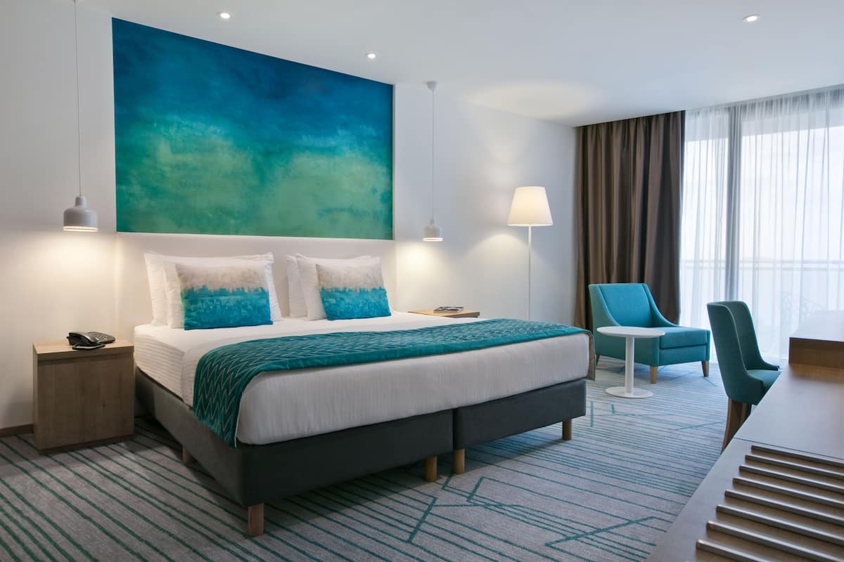 superior double or twin room, balcony, partial sea view | 1 bedroom, minibar, in-room safe, desk